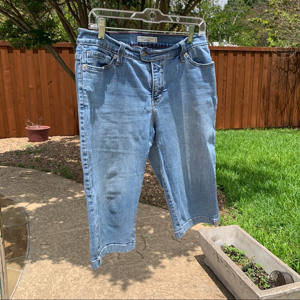 ✨LEVI’s CAPRI JEANS✨